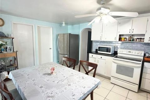 House in Tampa, Florida 2 bedrooms, 87.7 sq.m. № 2306509 - photo 3