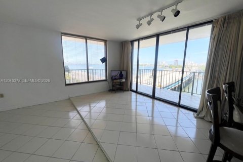 Condo in Miami, Florida, 1 bedroom  № 2086658 - photo 7