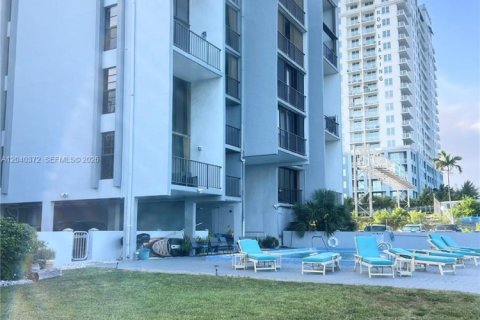 Condo in Miami, Florida, 1 bedroom  № 2086658 - photo 2