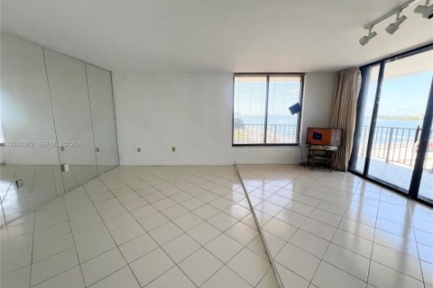 Condo in Miami, Florida, 1 bedroom  № 2086658 - photo 5