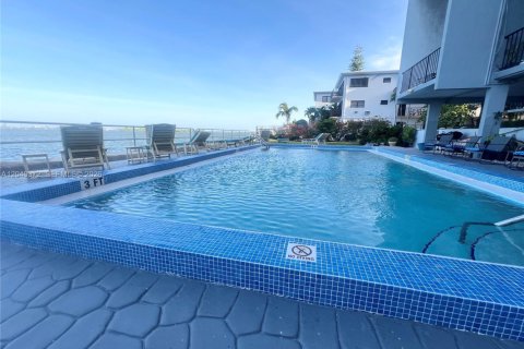 Condo in Miami, Florida, 1 bedroom  № 2086658 - photo 20