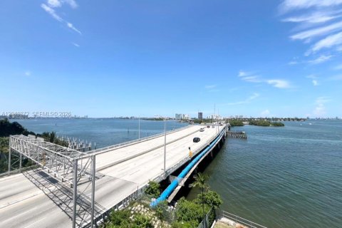 Condo in Miami, Florida, 1 bedroom  № 2086658 - photo 13