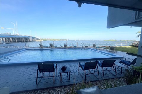 Condo in Miami, Florida, 1 bedroom  № 2086658 - photo 16
