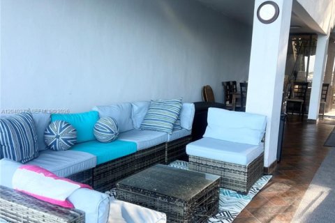 Condo in Miami, Florida, 1 bedroom  № 2086658 - photo 21