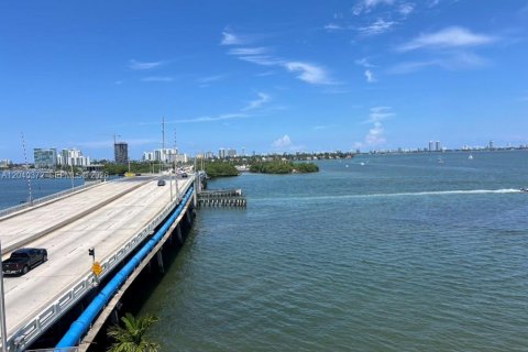 Condo in Miami, Florida, 1 bedroom  № 2086658 - photo 12