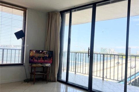 Condo in Miami, Florida, 1 bedroom  № 2086658 - photo 8