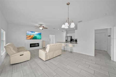 House in Cape Coral, Florida 3 bedrooms, 156.82 sq.m. № 1533908 - photo 10