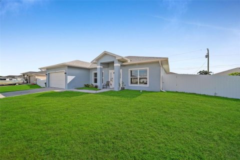 House in Cape Coral, Florida 3 bedrooms, 156.82 sq.m. № 1533908 - photo 2