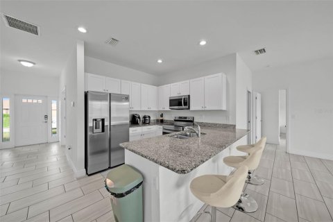 House in Cape Coral, Florida 3 bedrooms, 156.82 sq.m. № 1533908 - photo 7