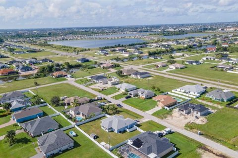 House in Cape Coral, Florida 3 bedrooms, 156.82 sq.m. № 1533908 - photo 25