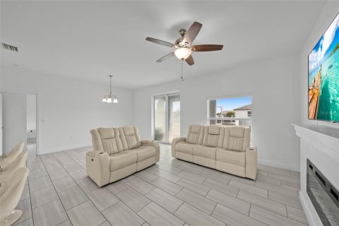 House in Cape Coral, Florida 3 bedrooms, 156.82 sq.m. № 1533908 - photo 6