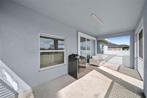 House in Cape Coral, Florida 3 bedrooms, 156.82 sq.m. № 1533908 - photo 20