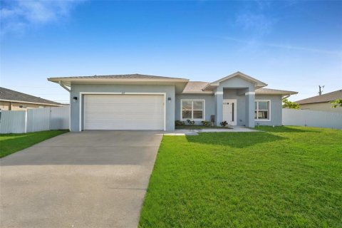 House in Cape Coral, Florida 3 bedrooms, 156.82 sq.m. № 1533908 - photo 1