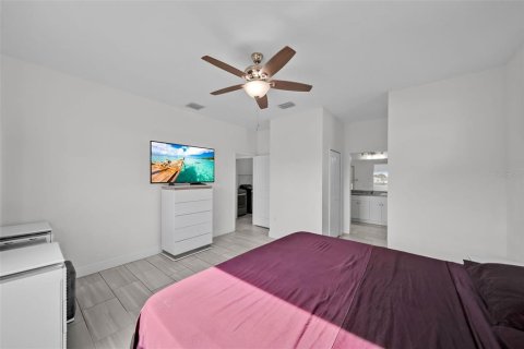 House in Cape Coral, Florida 3 bedrooms, 156.82 sq.m. № 1533908 - photo 14