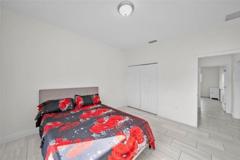 House in Cape Coral, Florida 3 bedrooms, 156.82 sq.m. № 1533908 - photo 19