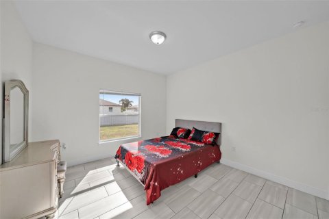 House in Cape Coral, Florida 3 bedrooms, 156.82 sq.m. № 1533908 - photo 18