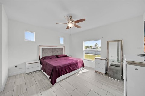 House in Cape Coral, Florida 3 bedrooms, 156.82 sq.m. № 1533908 - photo 13