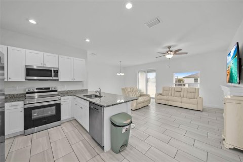House in Cape Coral, Florida 3 bedrooms, 156.82 sq.m. № 1533908 - photo 5