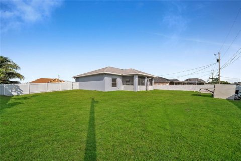 House in Cape Coral, Florida 3 bedrooms, 156.82 sq.m. № 1533908 - photo 21