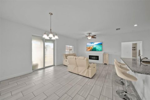 House in Cape Coral, Florida 3 bedrooms, 156.82 sq.m. № 1533908 - photo 9