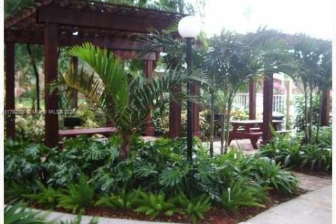 Condo in West Palm Beach, Florida, 2 bedrooms  № 1863729 - photo 2