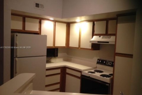 Condo in West Palm Beach, Florida, 2 bedrooms  № 1863729 - photo 8