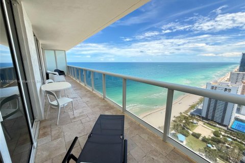 Condominio en venta en Hallandale Beach, Florida, 3 dormitorios, 155.61 m2 № 1781768 - foto 2