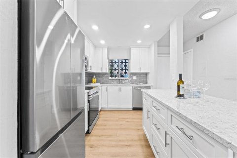 Condo in Port Orange, Florida, 2 bedrooms № 2258739 - photo 9