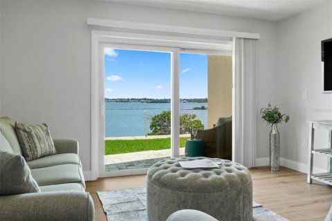 Condo in Port Orange, Florida, 2 bedrooms № 2258739 - photo 17
