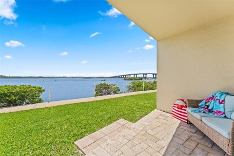 Condo in Port Orange, Florida, 2 bedrooms № 2258739 - photo 3