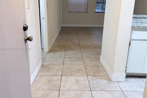 Снять в аренду кондоминиум в Дорал, Флорида 2 спальни, 92.16м2, № 2008678 - фото 30