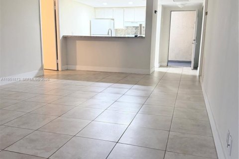 Снять в аренду кондоминиум в Дорал, Флорида 2 спальни, 92.16м2, № 2008678 - фото 20