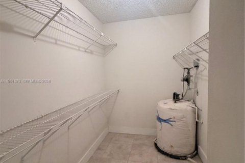 Снять в аренду кондоминиум в Дорал, Флорида 2 спальни, 92.16м2, № 2008678 - фото 28