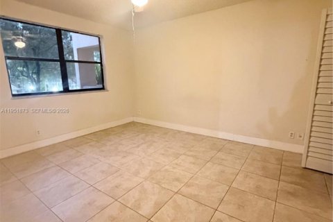 Снять в аренду кондоминиум в Дорал, Флорида 2 спальни, 92.16м2, № 2008678 - фото 24