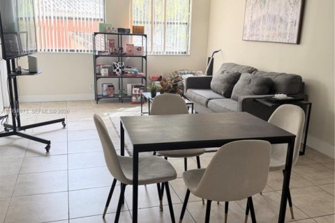 Снять в аренду кондоминиум в Дорал, Флорида 2 спальни, 92.16м2, № 2008678 - фото 3