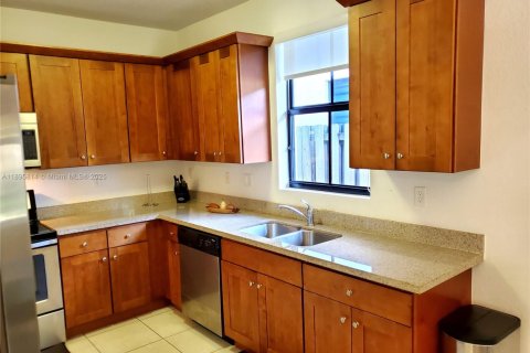 House in Miami, Florida 3 bedrooms, 142.51 sq.m. № 2013052 - photo 13