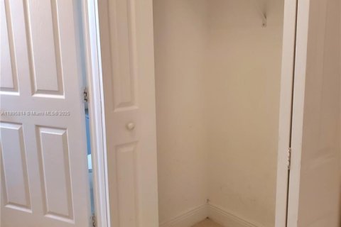 House in Miami, Florida 3 bedrooms, 142.51 sq.m. № 2013052 - photo 22