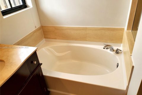 House in Miami, Florida 3 bedrooms, 142.51 sq.m. № 2013052 - photo 24