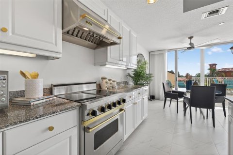 Condo in Saint Petersburg, Florida, 2 bedrooms № 2093812 - photo 15