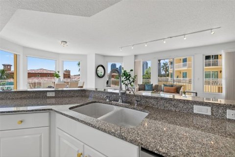 Condo in Saint Petersburg, Florida, 2 bedrooms № 2093812 - photo 17