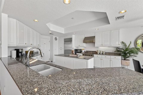 Condo in Saint Petersburg, Florida, 2 bedrooms № 2093812 - photo 18