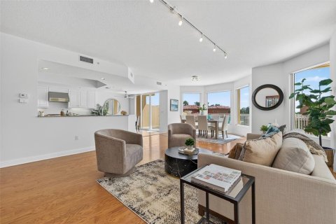 Condo in Saint Petersburg, Florida, 2 bedrooms № 2093812 - photo 7
