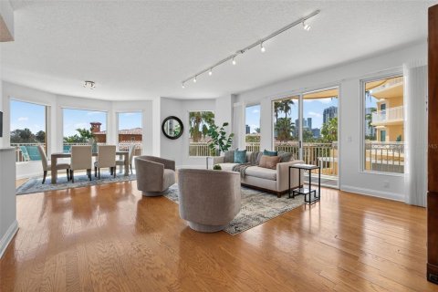 Condo in Saint Petersburg, Florida, 2 bedrooms № 2093812 - photo 5