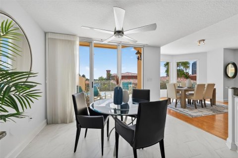 Condo in Saint Petersburg, Florida, 2 bedrooms № 2093812 - photo 11