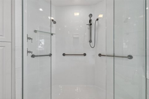 Condo in Saint Petersburg, Florida, 2 bedrooms № 2093812 - photo 26
