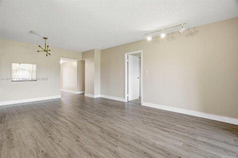 Condo in Margate, Florida, 2 bedrooms  № 1967582 - photo 9