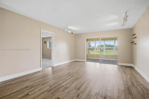Condo in Margate, Florida, 2 bedrooms  № 1967582 - photo 8
