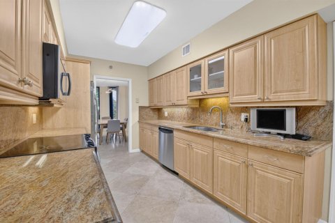Condo in Boca Raton, Florida, 2 bedrooms № 2402485 - photo 13