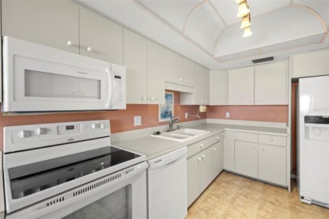 Condo in Saint Pete Beach, Florida, 2 bedrooms  № 1777141 - photo 14