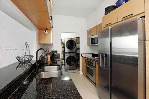 Condo in Miami, Florida, 2 bedrooms  № 2045696 - photo 22